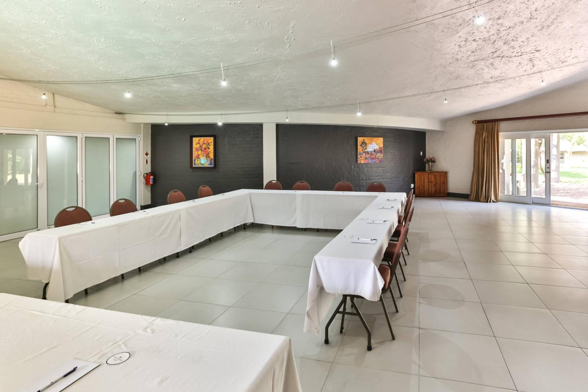Protea Hotel By Marriott Oudtshoorn Riempie Estate Exteriör bild